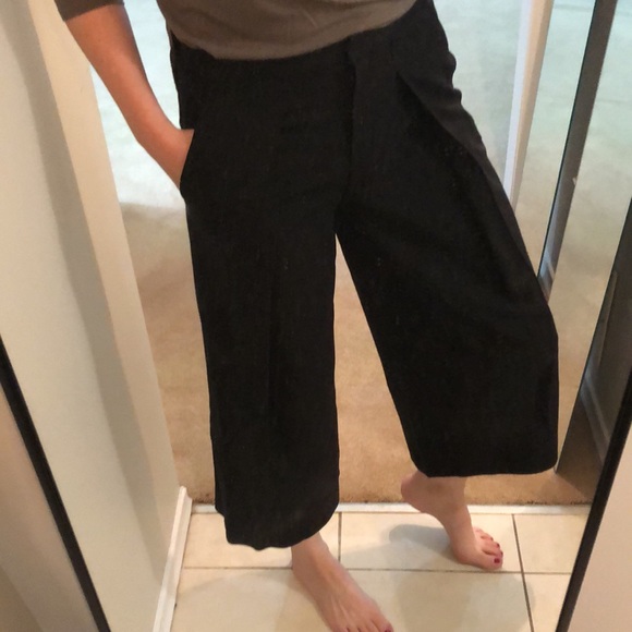 Aritzia Pants - ⭐️Babaton Italian made wide leg black capri❤️EUC